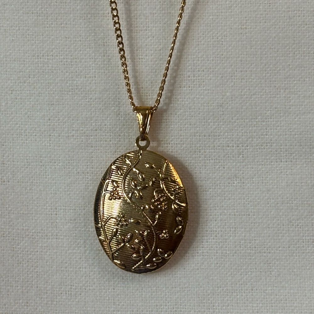 NEW Elegant 1-1/2” Oval Floral Locket Pendant 18k Gold Filled Necklace